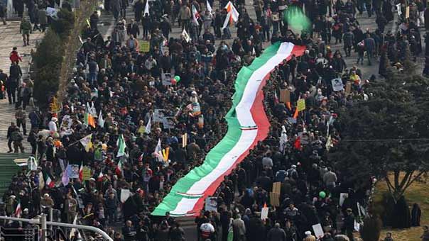 إيران ترد شعبياً ورسمياً على ترامب..وروحاني: واشنطن ستندم على لغة التهديد