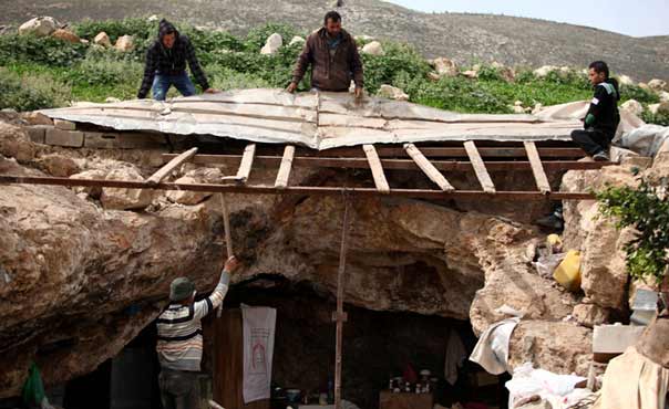 الكهوف ملجأ سكان &rsquo;طانا&rsquo; هرباً من جرافات الاحتلال !