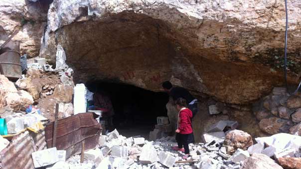 الكهوف ملجأ سكان &rsquo;طانا&rsquo; هرباً من جرافات الاحتلال !