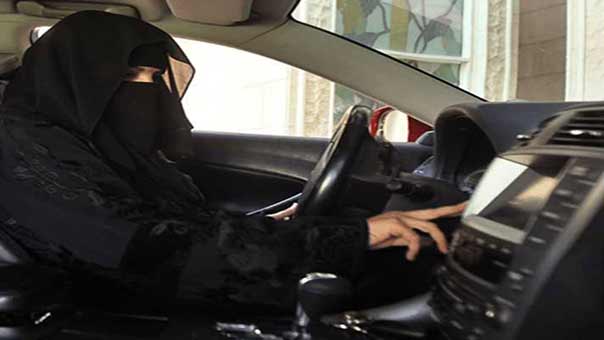القبض على فتاة سعودية تقود سيارة