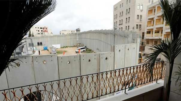 موّله فنان بريطاني .. فندق &rsquo;على الجدار&rsquo; يعكس معاناة الفلسطينيين تحت الاحتلال!