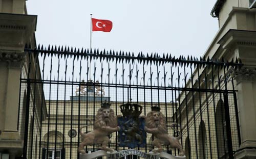 وزيرة الأسرة التركية تعود إلى بلادها.. ومتظاهرون أتراك يزيلون علم هولندا من فوق قنصليتها في اسطنبول