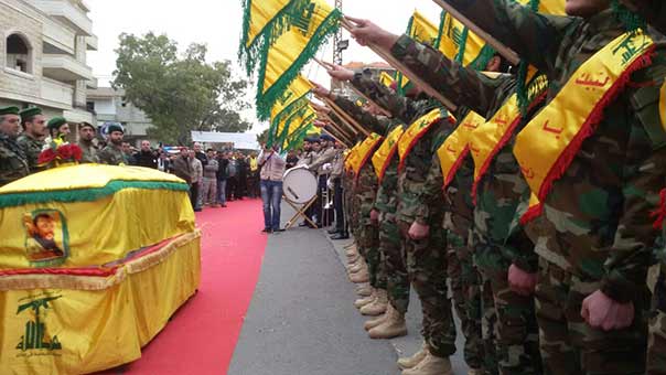 رفاق الشهيد يؤدون قسم الشهادة