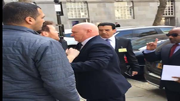  ناشطون بريطانيون وبحرانيون يهاجمون أحمد العسيري بالبيض الفاسد ومساع لاعتقاله