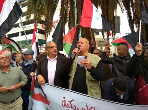 بالصور: وقفة احتجاجية وسط نابلس تنديدا بالعدوان الأمريكي على سوريا