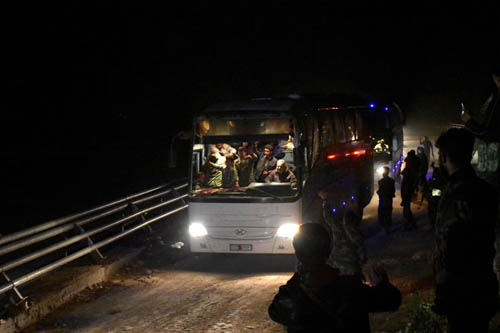 وصول الدفعة الأولى من حافلات أهالي بلدتي كفريا الفوعة إلى حلب وتوجه حافلات المسلحين وعائلاتهم إلى ريف إدلب