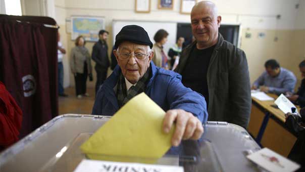 الأتراك يصوتون لصالح التعديلات الدستورية .. والاحزاب المعارضة أعلنت عزمها الطعن في نتيجة الاستفتاء