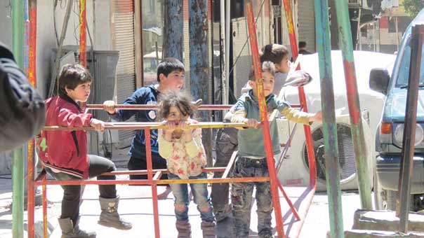 بالصور: دخول الأهالي والجيش السوري الى مضايا بعد إنسحاب المسلحين منها 