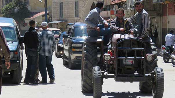 بالصور: دخول الأهالي والجيش السوري الى مضايا بعد إنسحاب المسلحين منها 