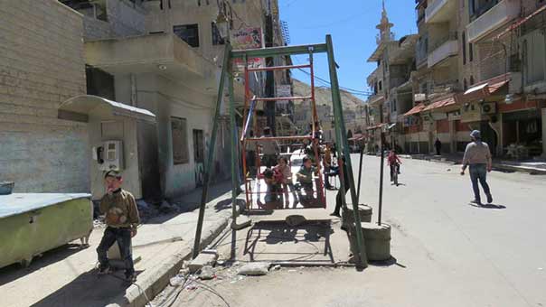 بالصور: دخول الأهالي والجيش السوري الى مضايا بعد إنسحاب المسلحين منها 