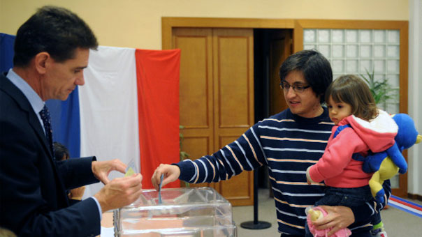 الفرنسيون يدلون بأصواتهم في الدورة الأولى من الانتخابات الرئاسية