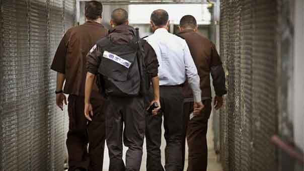 مع دخول إضرابهم أسبوعه الثاني .. الاحتلال يزيد وتيرة تنكيله بالأسرى الفلسطينيين