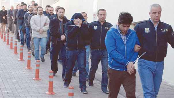 حملة اعتقالات واسعة في تركيا وتعليق مهام أكثر من 9000 شرطي