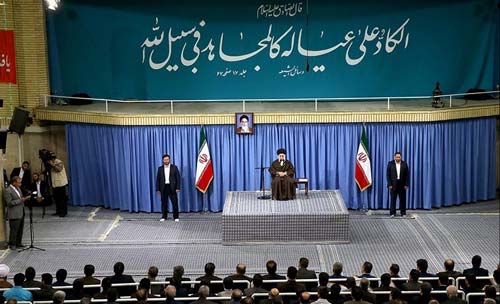 الإمام الخامنئي أمام جمعٍ من العمال: التواجد الفاعل للشعب في جميع الساحات مصيري وضمان للامن القومي