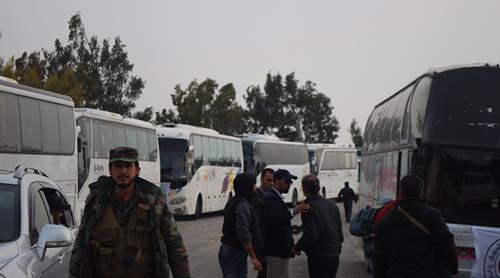 دفعة جديدة من المسلحين تخرج من حي الوعر في حمص: 400 مسلح مع عائلاتهم إلى إدلب