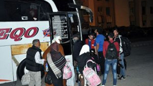 إتمام خروج دفعة جديدة من المسلحين وأفراد عائلاتهم في إطار تنفيذ اتفاق المصالحة بحي الوعر في حمص