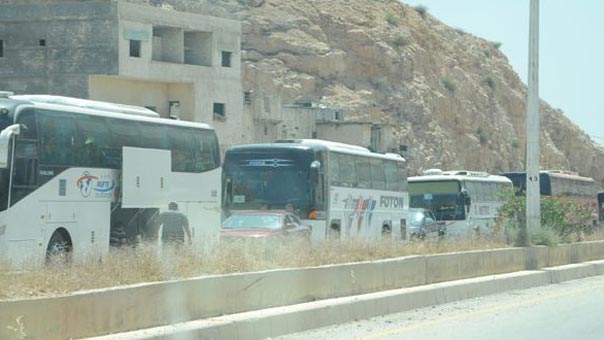 إتمام المرحلة الأولى من اتفاق المصالحة .. خروج عشرات المسلحين وأفراد عائلاتهم من حي برزة بدمشق