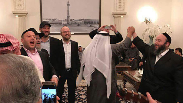 الأسرى بأمعاء خاوية... والسجّان يُكرَّم على موائد البحرين 