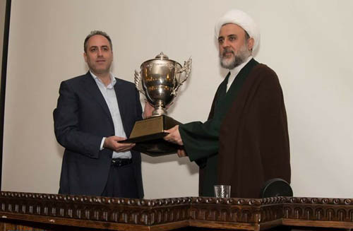 نادي العهد يهدي السيد نصر الله كأس بطولة الدوري اللبناني لكرة القدم