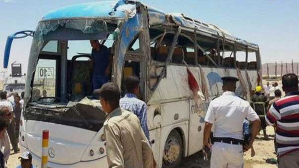 نحو ثلاثين قتيلا وعشرات الإصابات في هجوم مسلح على حافلة أقباط في مصر