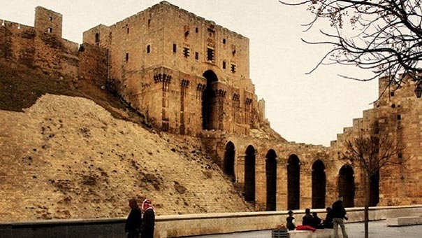 قلعة حلب تستقبل أول رحلة سياحية منذ انتهاء المعارك