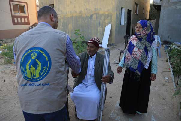 بالصور: دعمًا لصمودهم..لجنة إمداد الإمام الخميني (قده) تقدم مساعدات لأصحاب المنازل المدمرة في قطاع غزة