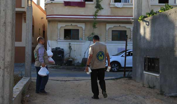 بالصور: دعمًا لصمودهم..لجنة إمداد الإمام الخميني (قده) تقدم مساعدات لأصحاب المنازل المدمرة في قطاع غزة