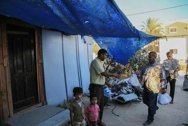 بالصور: دعمًا لصمودهم..لجنة إمداد الإمام الخميني (قده) تقدم مساعدات لأصحاب المنازل المدمرة في قطاع غزة