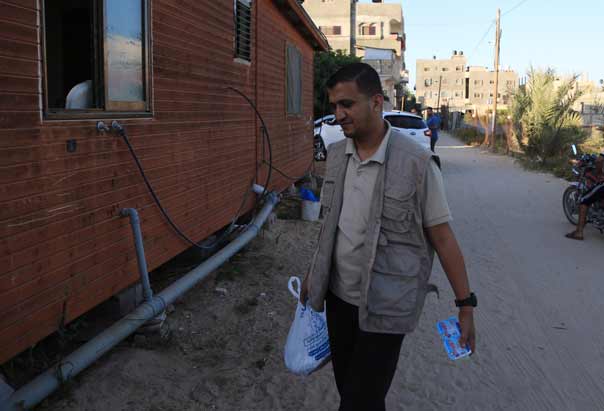 بالصور: دعمًا لصمودهم..لجنة إمداد الإمام الخميني (قده) تقدم مساعدات لأصحاب المنازل المدمرة في قطاع غزة