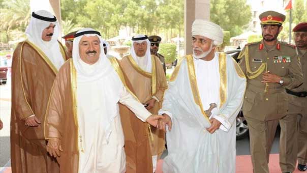 الكويت وعمان تتحركان لاحتواء الأزمة الخليجية.. وقطر مستعدة لقبول جهود الوساطة لتخفيف التوتر