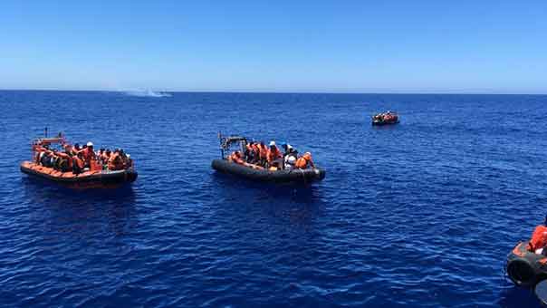 إنقاذ مئات المهاجرين في البحر المتوسط