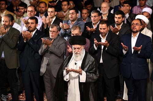 الإمام الخامنئي في لقائه مع الشعراء: لهجو رقصة السيف التي جمعت الجاهلية الحديثة مع الجاهلية القبلية