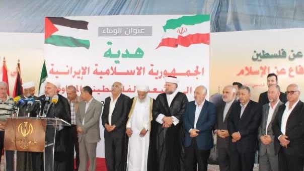 السفير الإيراني والحضور في باحة السفارة الإيرانية في بئر حسن