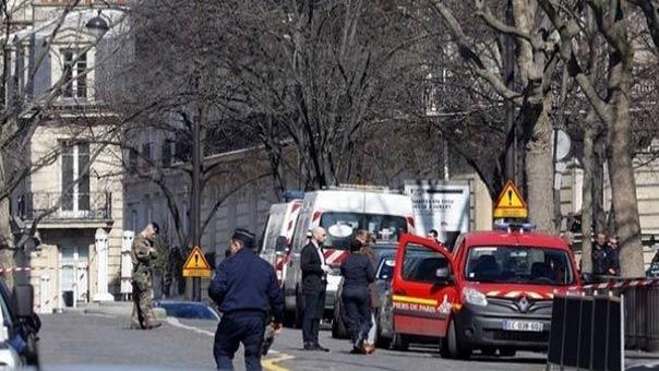 انفجار سيارة بعد صدم شاحنة للشرطة في الشانزليزيه بحسب الشرطة الفرنسية