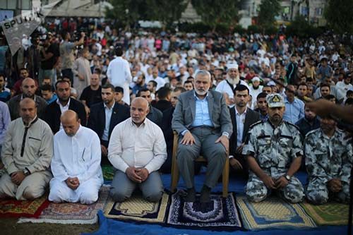 من فلسطين المحتلة إلى أندونيسيا.. ملايين المسلمين في العالم يؤدون صلاة عيد الفطر المبارك