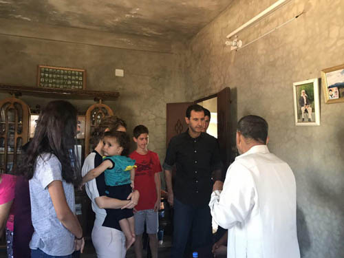 بالصور.. الرئيس الأسد يجول برفقة عائلته على قرى حماة ويزور جرحى الجيش السوري في منازلهم