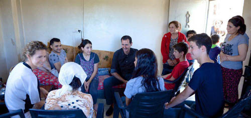 بالصور.. الرئيس الأسد يجول برفقة عائلته على قرى حماة ويزور جرحى الجيش السوري في منازلهم