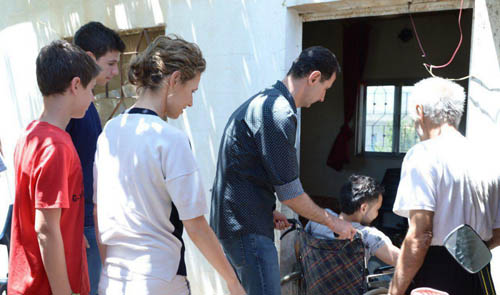 بالصور.. الرئيس الأسد يجول برفقة عائلته على قرى حماة ويزور جرحى الجيش السوري في منازلهم