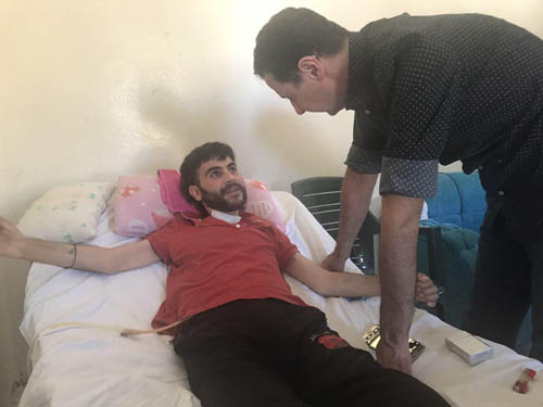 بالصور.. الرئيس الأسد يجول برفقة عائلته على قرى حماة ويزور جرحى الجيش السوري في منازلهم