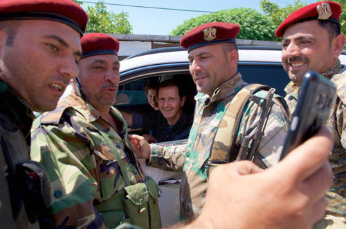 بالصور.. الرئيس الأسد يجول برفقة عائلته على قرى حماة ويزور جرحى الجيش السوري في منازلهم