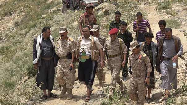 رئيس المجلس السياسي في اليمن يزور الجيش واللجان في جبهات الحدود: من هنا سنخضع العدوان السعودي الأمريكي
