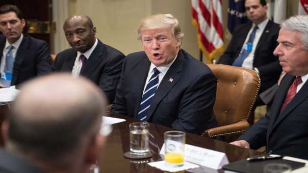 بعد معارك قضائية.. مرسوم ترامب للهجرة يدخل حيز التنفيذ بشكل جزئي