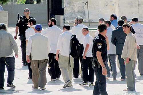 وسط صمت دولي وعربي.. هجمة محمومة للاحتلال على المعتكفين في باحات الأقصى المبارك