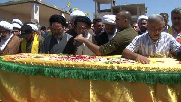 السيد إبراهيم أميت السيد يصلي على جثمان الشهيد مشك