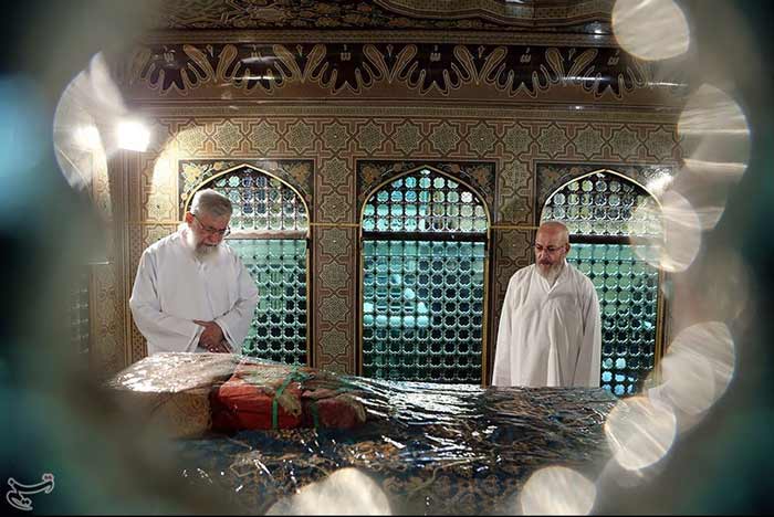 بالصور: مراسم إزالة الغبار عن المرقد الشريف للإمام الرضا (ع) بحضور الامام الخامنئي 