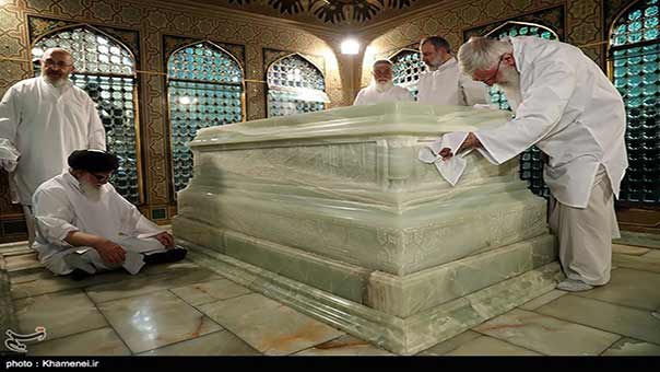بالصور: مراسم إزالة الغبار عن المرقد الشريف للإمام الرضا (ع) بحضور الامام الخامنئي 