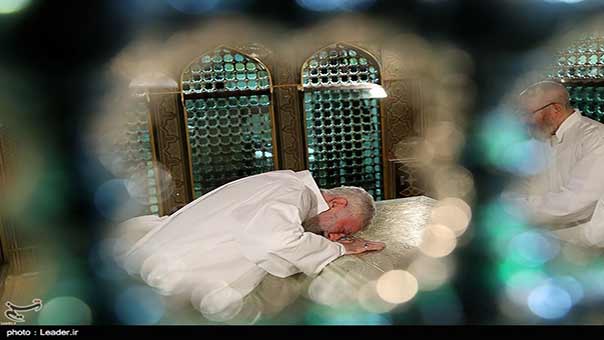 بالصور: مراسم إزالة الغبار عن المرقد الشريف للإمام الرضا (ع) بحضور الامام الخامنئي 