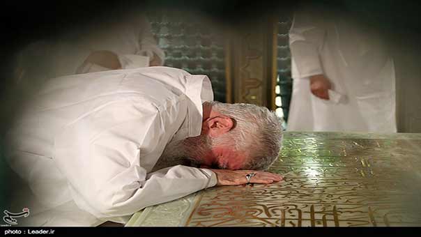 بالصور: مراسم إزالة الغبار عن المرقد الشريف للإمام الرضا (ع) بحضور الامام الخامنئي 