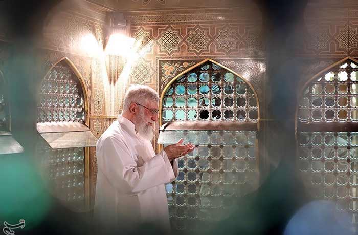 بالصور: مراسم إزالة الغبار عن المرقد الشريف للإمام الرضا (ع) بحضور الامام الخامنئي 