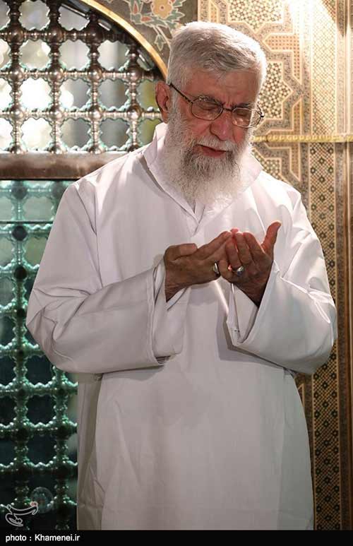 بالصور: مراسم إزالة الغبار عن المرقد الشريف للإمام الرضا (ع) بحضور الامام الخامنئي 